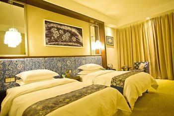 Miaozu Buyi Hotel Fenghuang County Exterior photo