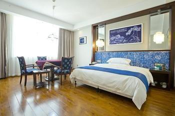 Miaozu Buyi Hotel Fenghuang County Exterior photo